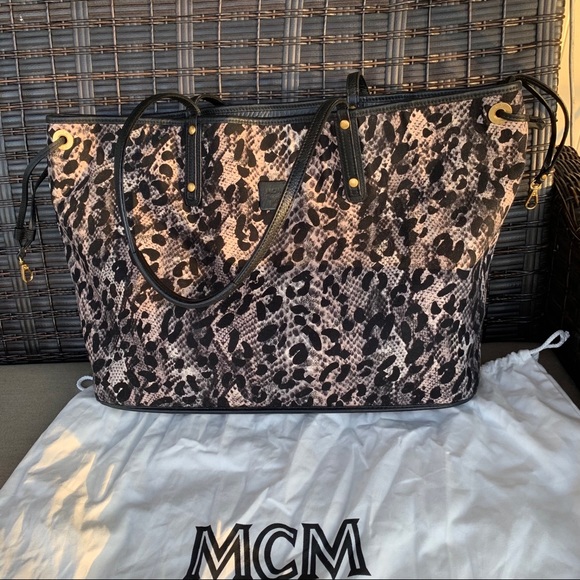 *SOLD* MCM Large Anya Reversible Tote with pouch - Picture 4 of 16